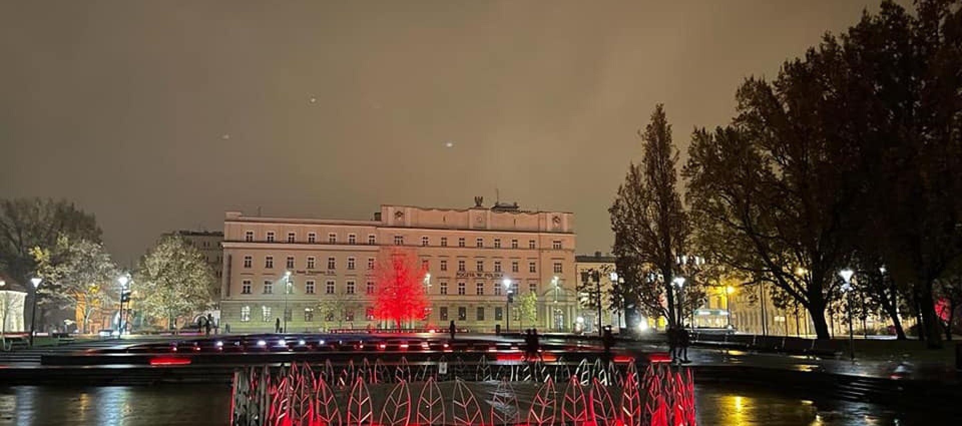 Plac Litewski rozświetlony na czerwono i żółto-niebiesko – symboliczne iluminacje w Lublinie